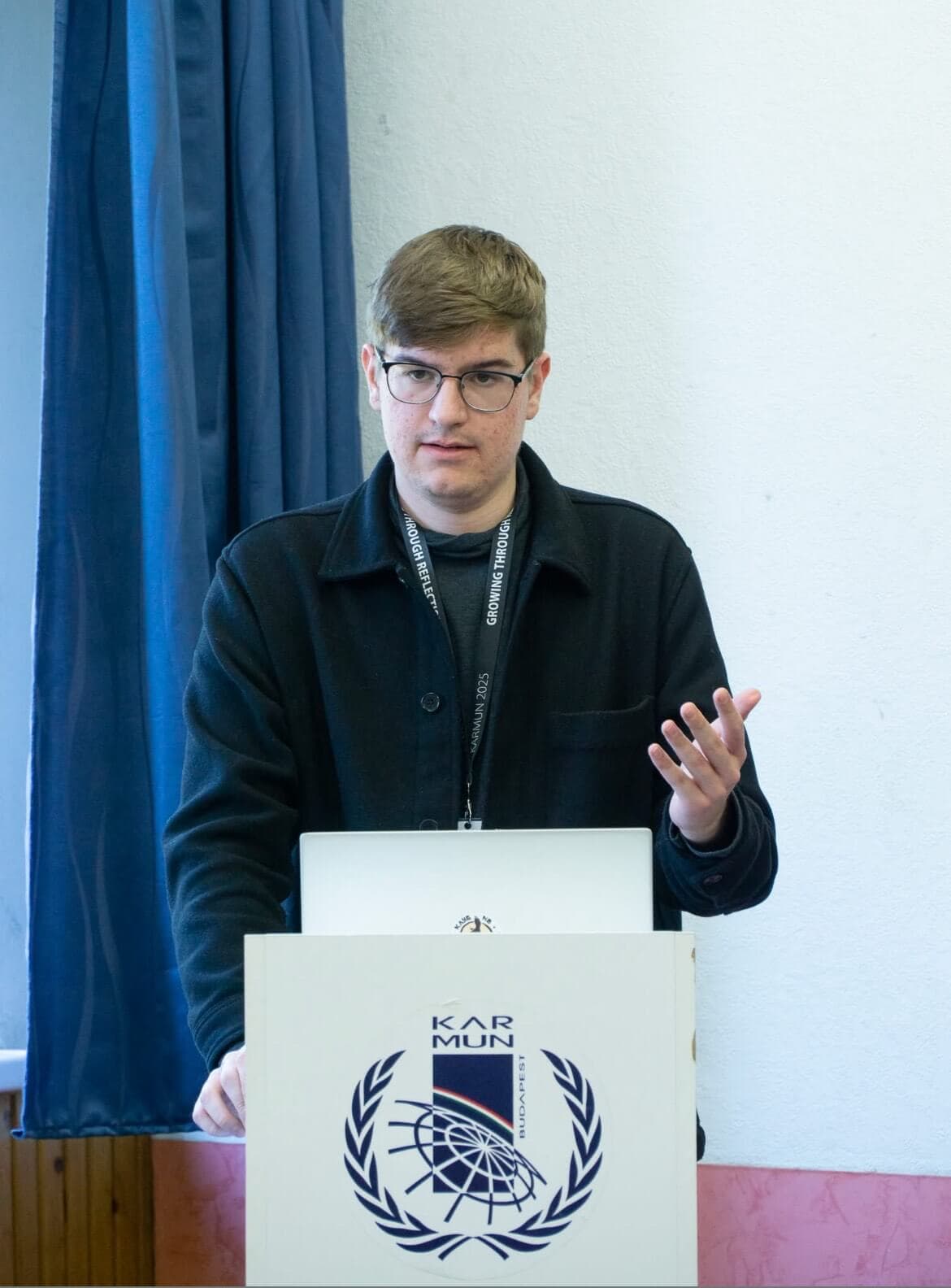 Debattierende Schülerinnen und Schüler
