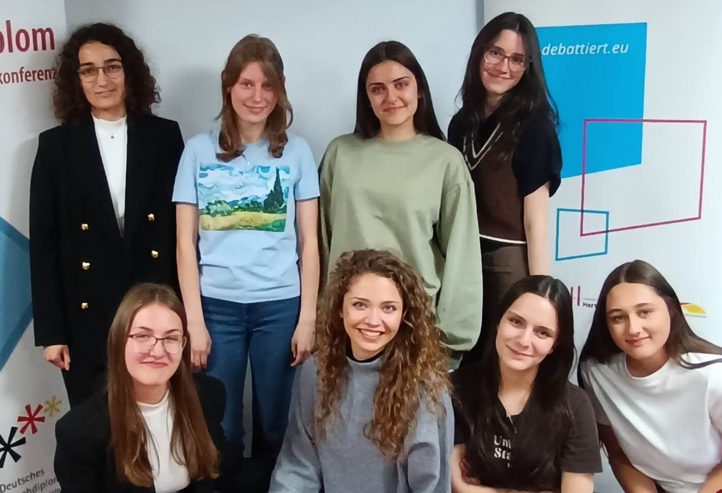 Debattantinnen in der Botschaft